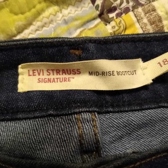 NWT Levi Signature Jeans - Picture 3 of 5